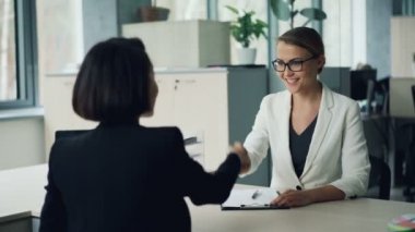 Yakışıklı genç bayan insan kaynakları bölümü'nden sonra soru sorma ve yazma el sıkışan kadın profesyonel görüşecek. İstihdam ve gençlik kavramı.