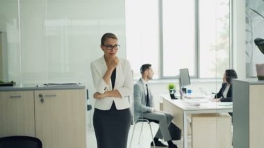 Gergin genç bayan tırnak ısırma ve güvensiz içine yürüyüş ve müdürle konuşurken duygu ofisinin ayakta iş görüşmem için bekliyor. Gençlik, çalışma ve stres kavramı.