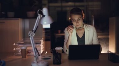 Gece geç saatlerde acil iş overworking bitirme laptop yalnız karanlık Office çalışma resmi giyim güzel kız. Modern teknoloji ve iş kavramı.