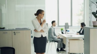 Stresli Kadın kıyafetli olumsuz duygular korku ve güvensizlik ifade sonra görüşmeci yürüyüş iş görüşmesi için bekleyen oda ofis duruyor.