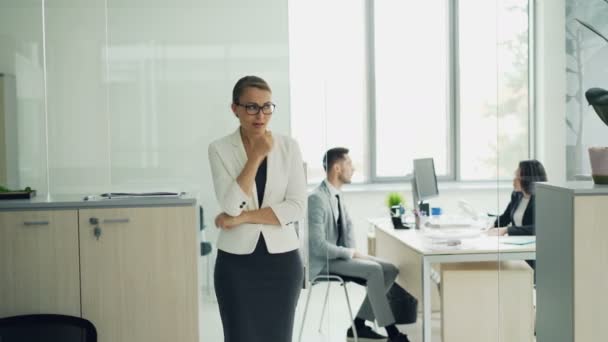 Joven Nerviosa Está Esperando Una Entrevista Trabajo Parada Cerca Oficina — Vídeo de stock