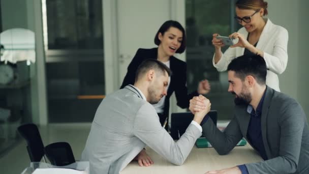 Gutaussehende Jungs Trendigen Anzügen Wetteifern Beim Armdrücken Schreibtisch Büro Während — Stockvideo