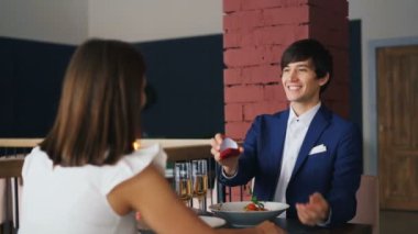 Sevgi dolu adam nişan yüzüğünü vererek onun kız arkadaşı konuşuyor ve el öpmek, evlenme teklifi hakkında mutlu bir kızdır. İlişki ve gençlik kavramı.