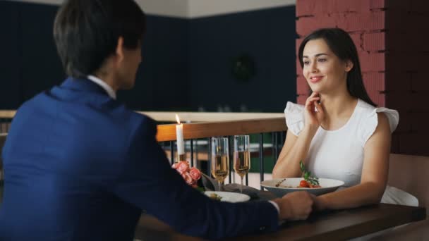 Vacker ung dam är glad och förvånad efter att få äktenskap förslag från sin pojkvän på dagen i restaurangen. Hon tar ring, skrattar och talar. — Stockvideo