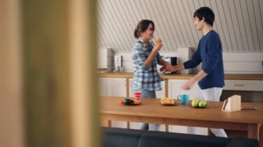 Oynak genç insanlar mutfakta pasta yeme ve evde kahvaltı sırasında müzik dinleme dans eğleniyoruz. Birlikte vakit geçirmek ve aşk konsepti.