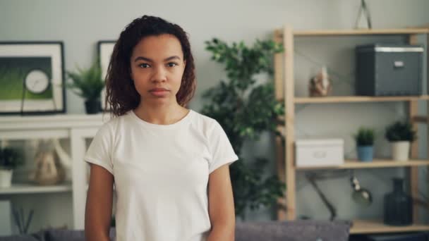 驚きのアフリカ系アメリカ人女性は眉をひそめ、驚きを表現し、笑顔の口を開くの肖像画。良いニュースと幸せな人々 の概念. — ストック動画