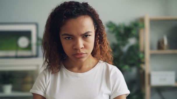 Portré őrült és sértődött afro-amerikai lány állandó otthon, boldogtalan arcot, komor és látszó-on fényképezőgép-a rossz hangulat. Az emberek és az érzelmek fogalma. — Stock videók