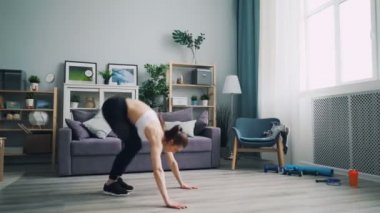 Oldukça genç sporcu evde fiziksel kardiyo egzersizleri karmaşık yapıyor