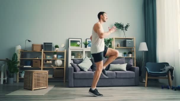 Homme sportif courir sur place à la maison pratiquer seul en profitant d'une activité saine — Video