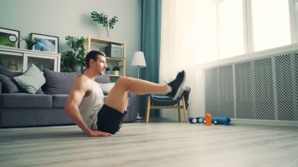 Hombre guapo haciendo abdominales cruje diferentes posiciones usando ropa deportiva — Vídeos de Stock