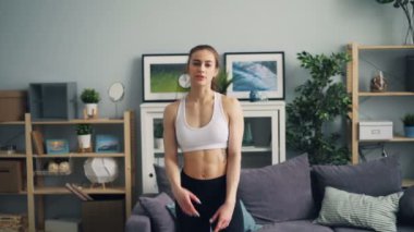 Genç sporcu konuşan ve hareket eden vücut gösteren kaslar bakıyor kamera