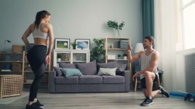 Akıllı telefon kamera kullanarak evde sporcu kapalı video kayıt genç adam