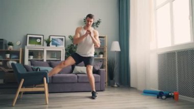 Yakışıklı adam sporcu yapıyor ağız kavgası ile koltuk içinde daire zevk spor