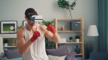 Modern artırılmış gerçeklik Gözlük Genç adam tek başına daire eğitim boks