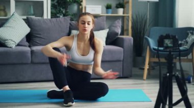 Vlog için genç bayan kayıt video sonra tahta pozisyonda ayakta konuşuyor