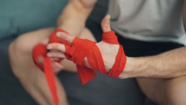Closeup tiro de homem que envolve mãos com bandagens de pulso protetoras palmas mãos — Vídeo de Stock