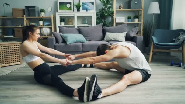 Man och kvinna stretching då gör high-five talar och visar tummen upp — Stockvideo