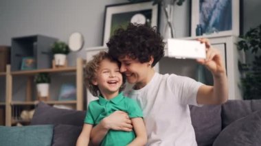 Sevimli çocuk ve genç bayan Anne smartphone kamera gülen ile selfie alarak