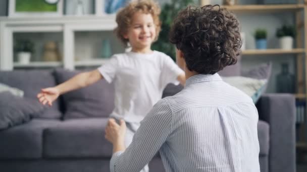 Cámara lenta de hermoso niño emrbacing madre con amor y ternura — Vídeo de stock