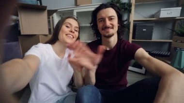 Adam ve kadın kamera bakarak konuşan yeni ev anahtarlarını gösteren video arama yapma