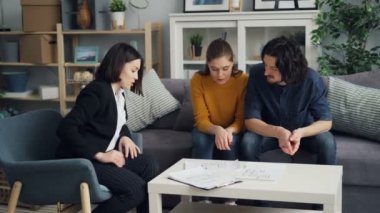 Kız ve adam düz planlar görünümlü emlaklık masa kapalı oturma konuşuyor
