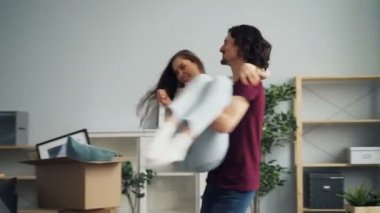 Yeni daire hareket ederken onu öpüyor neşeli adam Semazen kız