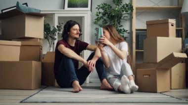 Mutlu çift yerde konuşurken yerleştirme açılış kutusundan sonra şeyler açmak