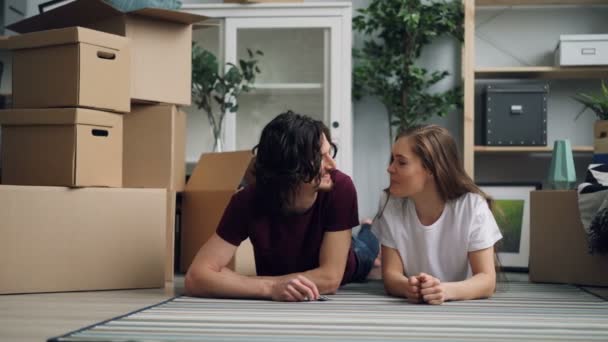 Владелец дома дает ключи своей девушке и целуется после переезда в новую квартиру — стоковое видео