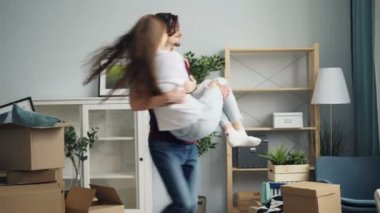 Mutlu çift Semazen ve yeni daire öpüşme sonra etrafında seyir konuşuyor