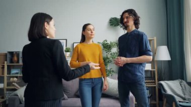 Kız ve adam gayrimenkul acentesi ile yeni daire tartışmak kapalı konuşuyor