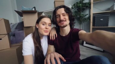 Ev tutma ev anahtarları konuşurken mutlu insanların POV online video arama yapma