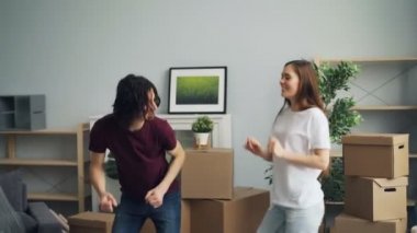 Genç adam ve kadın dans gülümsüyor evde eğlence kutluyor tehcir