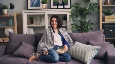 Zoom-TV üzerinde güzel öğrenci izlerken komedi kanepede oturan gülüyor