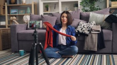 Evde akıllı telefon kullanarak giyim tutan Jumper hakkında stilist kayıt videosu