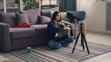 Akıllı telefon kamera kullanarak konuşurken eşarp hakkında moda vlogger kayıt videosu