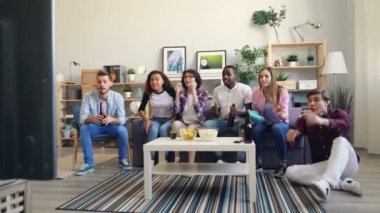 Tv'de spor izleyen duygusal taraftarlar beşlik çakıyor duygularını ifade ediyor