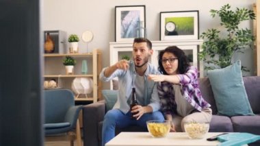 Çift tv destek spor izlerken sonra yüksek beş yapıyor ve sarılma