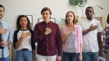 Mutlu erkek ve kadın tv kapalı spor izlerken milli marşı şarkı