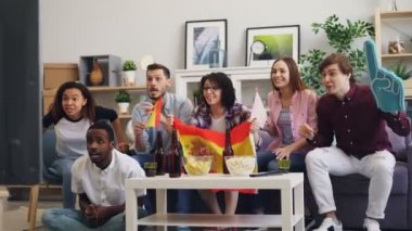 Tv'de spor izleyen İspanyol taraftarlar birlikte evde eğleniyor zaferin tadını çıkarıyorlar