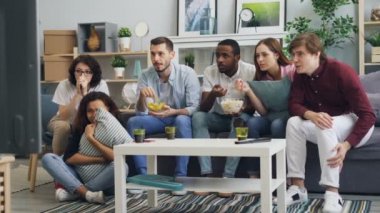 Gençler evlerinde TV 'de trajik haberler izliyorlar olumsuz duygularını dile getiriyorlar.