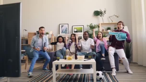 Millennials ballare e ridere dopo aver visto la partita di sport di successo in TV — Video Stock