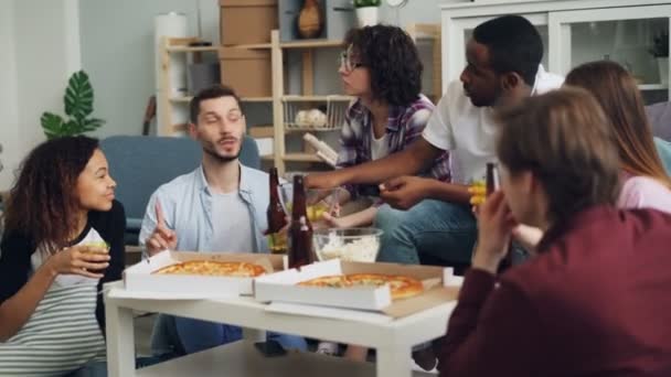 여자와 남자 파티 에 홈 먹고 마시는 깜박이는 병 과 안경 — 비디오