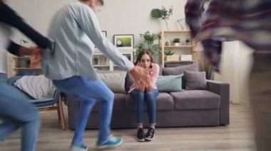 Tek başına kanepede oturan kız sonra arkadaşları gülerek koşuyor ve ona sarılıyor