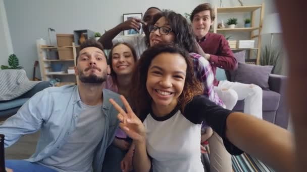 Mutlu arkadaşlar evde selfie çekerken kamerayı tutarak kameraya bakarak eğleniyor — Stok video