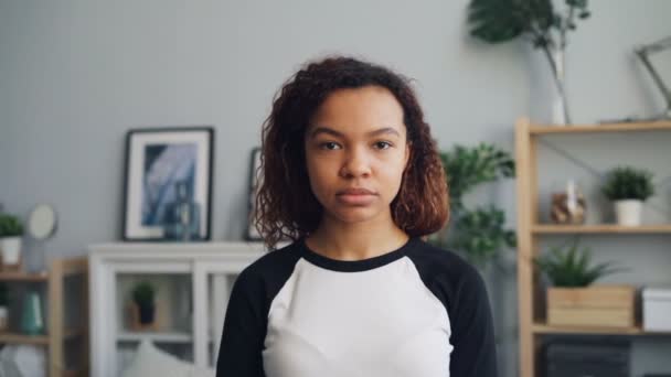 Verticale de mouvement lent de femme afro-américaine sans émotion regardant l'appareil-photo — Video