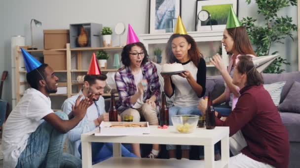 ケーキ、紙吹雪、パーティーホイッスルで誕生日を祝う若者のスローモーション — ストック動画