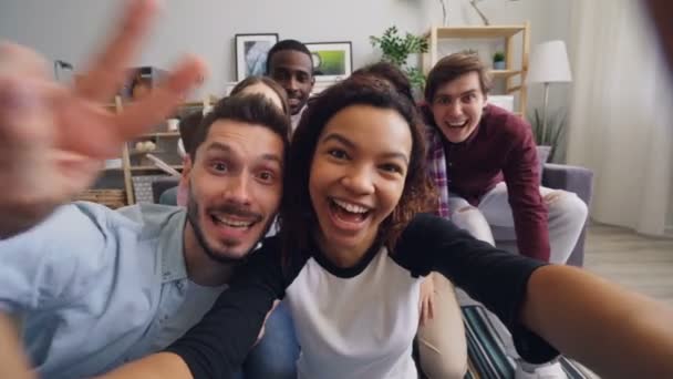 POV счастливой молодежи, делающей онлайн-видеозвонки на дому, размахивая руками — стоковое видео