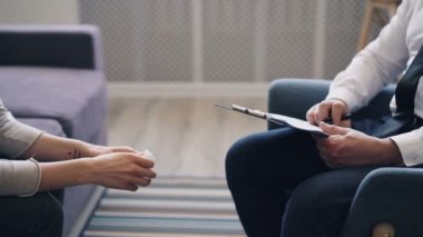 Modern ofiste psikolog ile konuşma sırasında kadın hasta gesturing