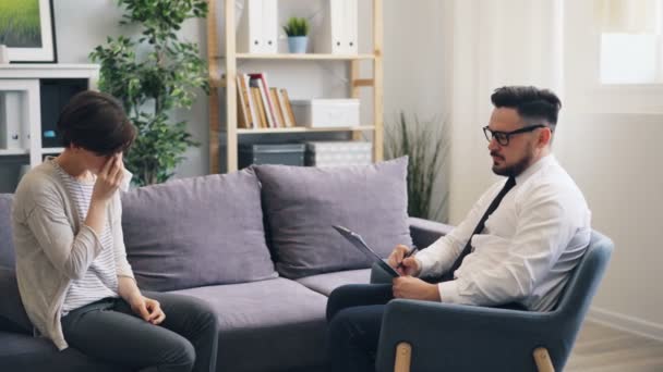 Fille déprimée pleurer dans le bureau des psychologues pendant la conversation avec le médecin — Video