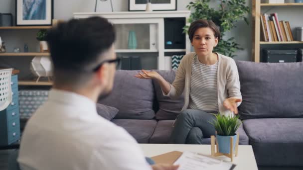 Belle jeune femme partageant sentiments et émotions avec psychlogiste au bureau — Video